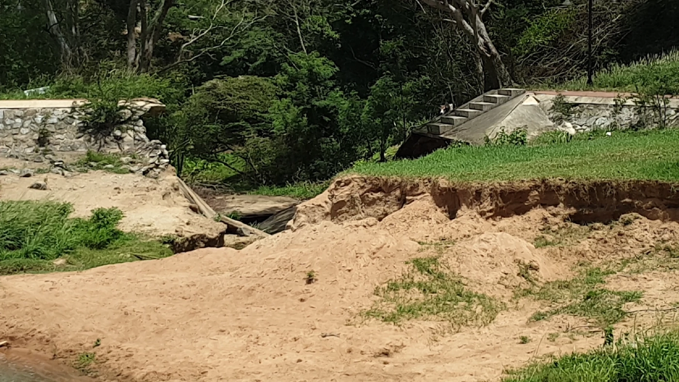 พบเขื่อนเก็บน้ำรั่ว ทำชาวบ้านด่านสิงขร เดือดร้อนหนัก ขาดแคลนน้ำกินน้ำใช้