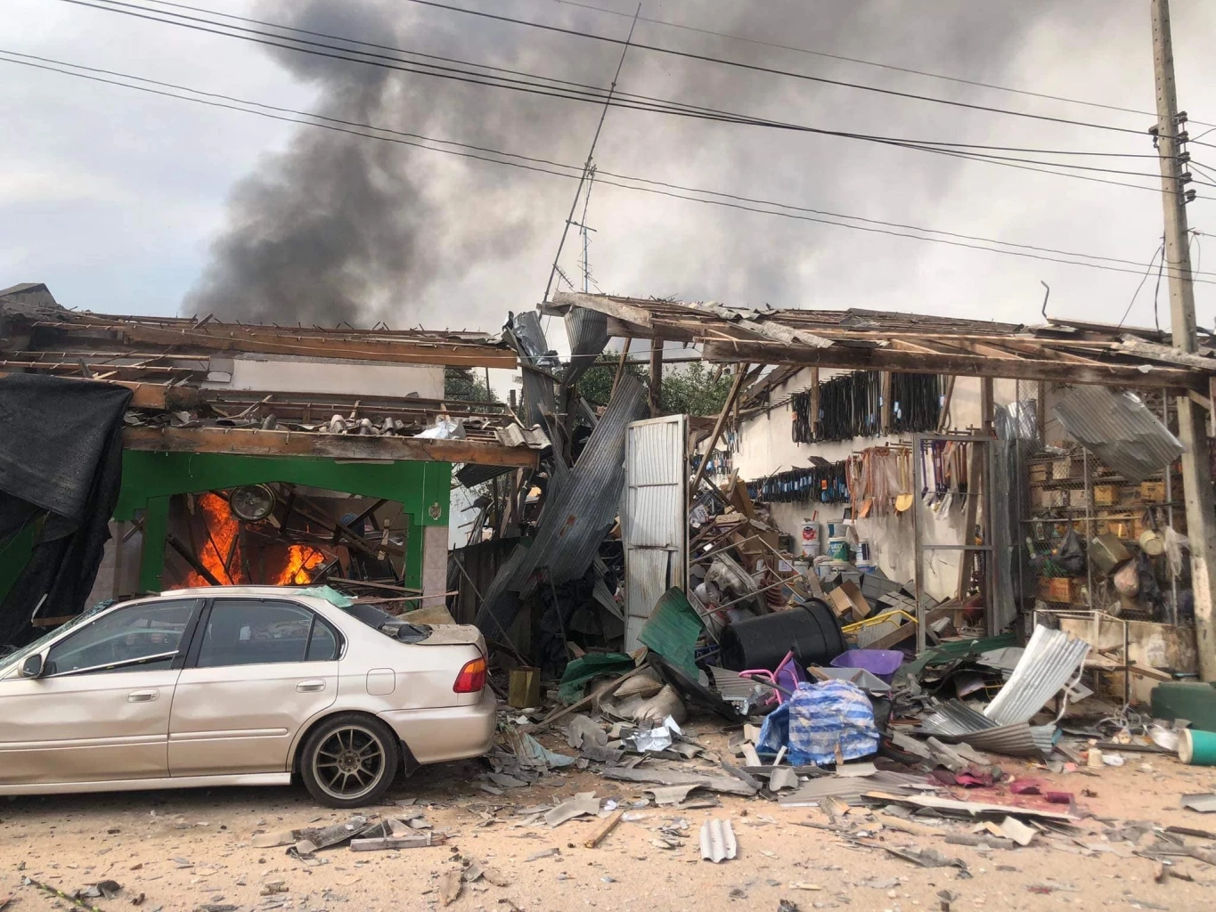 ผู้ว่าฯ นราธิวาส รุดตรวจสอบเหตุโกดังเก็บประทัดระเบิด เจ็บพุ่ง 115 ราย ดับสลด 9 ศพ