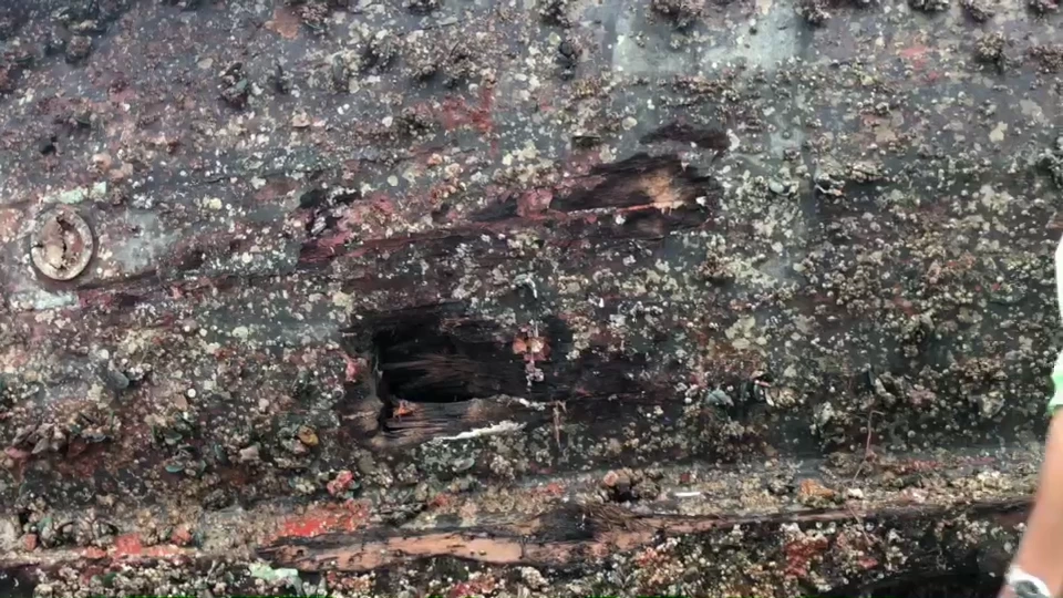 คลื่นลมแรงกระหน่ำ ซัดเรือประมงสมอขาด ชนโขดหิน น้ำทะลักจมทะเลศรีราชา (คลิป)