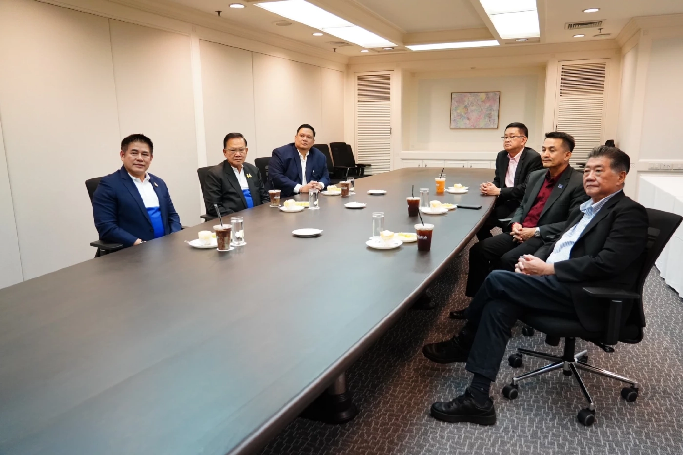 พลังประชารัฐ หารือ เพื่อไทย หาทางออกประเทศ