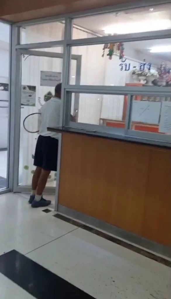 เปิดภาพนาที "ลุงเทวา" บุกปาถุงปลาร้าใส่ กกต. เผย สุดทนการทำงาน