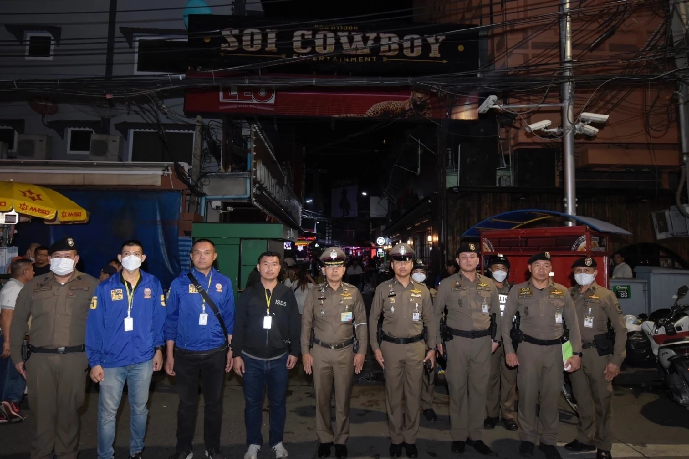 ตร.ปิดล้อมซ.คาวบอย สุ่มตรวจสถานบันเทิง