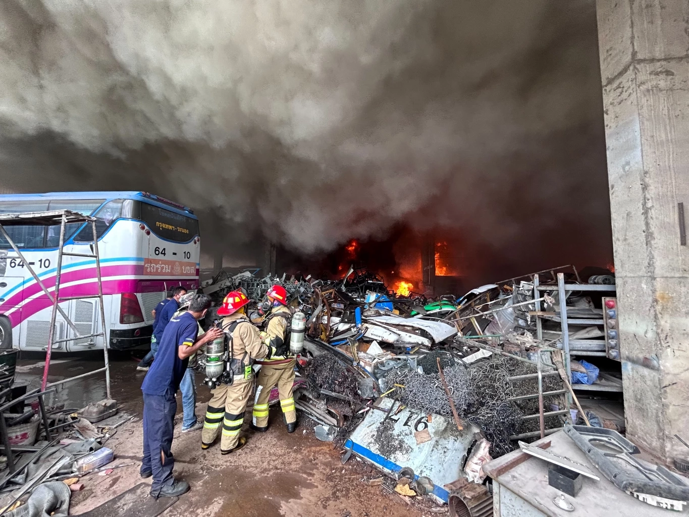 ด่วน! ไฟไหม้ อู่เชิดชัย"เจ้เกียว" เร่งนำโฟมและสารเคมี ฉีดสกัดเพลิง (มีคลิป)