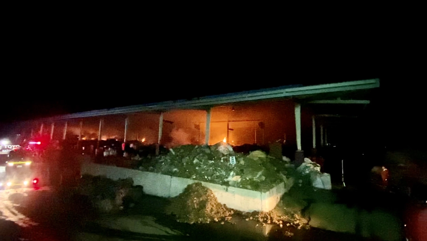 ไฟไหม้โรงงานรีไซเคิล นิคมเกตเวย์ โหม 3 ชั่วโมง อาคารวอดทั้งหลัง (มีคลิป)