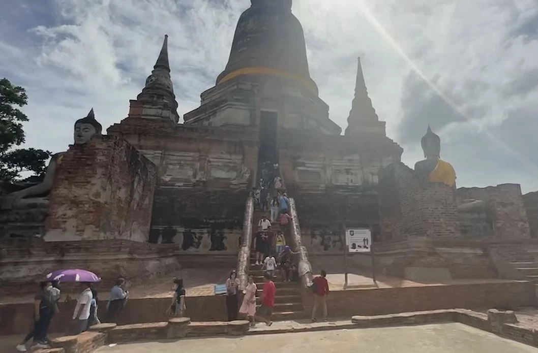 อยุธยาคึกคัก นทท.เดินทางมาไหว้พระทำบุญ ช่วงวันหยุดยาว