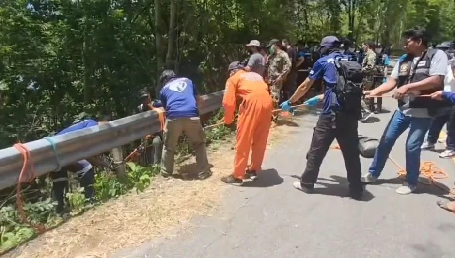 เปิดภาพวงจรปิด มัดเพื่อนสนิทป้าอ้อย ขับรถนำร่างไปโยนทิ้งเหว