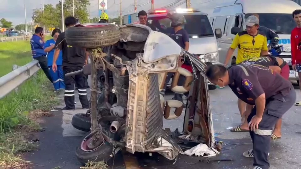 เปิดคลิปสุดสลด รถยนต์แม่บ้าน เลี้ยวตัดหน้ารถตู้กู้ชีพฯ ชนสนั่นร่างปลิวดับ