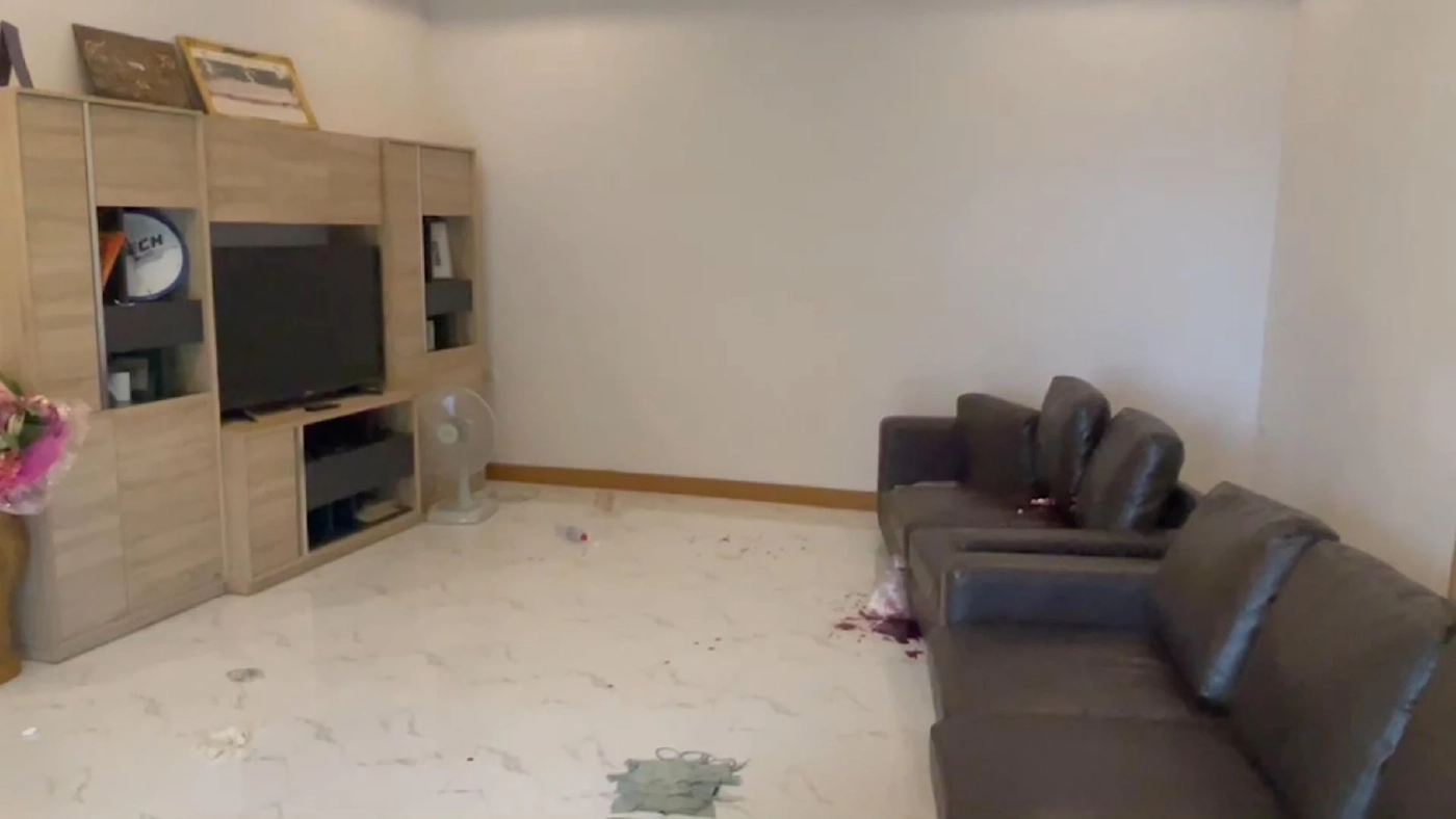 ตร.บุกค้นบ้าน รปภ.ทางหลวงปืนโหด ยิง 2 ศพ พบปืนเครื่องกระสุนอีกอื้อ