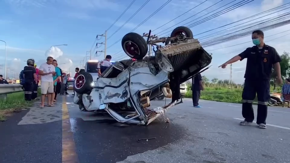 เปิดคลิปสุดสลด รถยนต์แม่บ้าน เลี้ยวตัดหน้ารถตู้กู้ชีพฯ ชนสนั่นร่างปลิวดับ