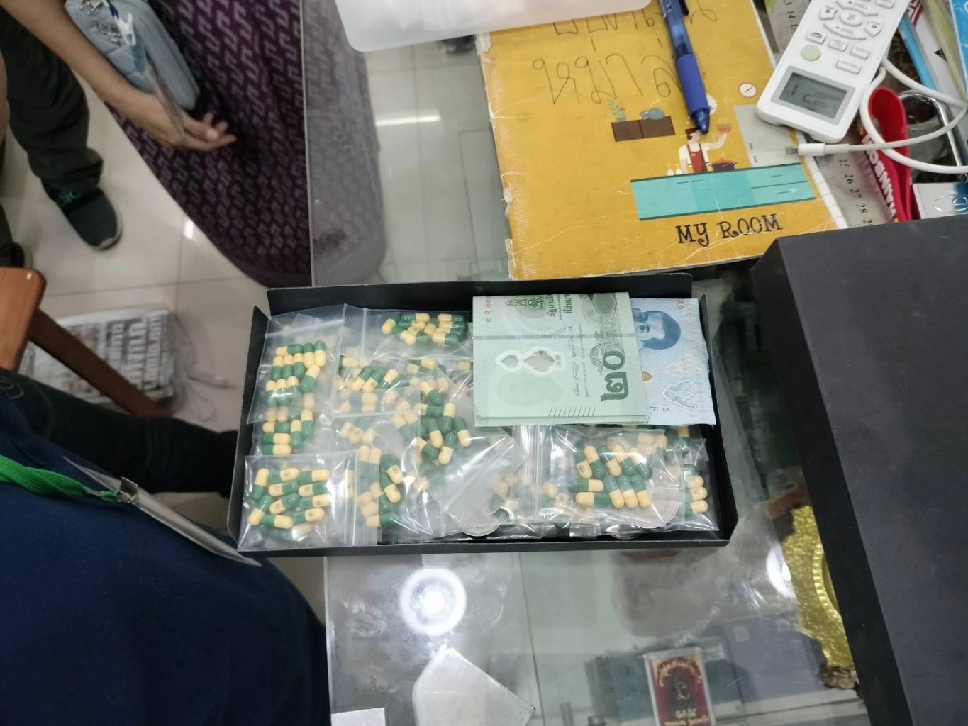 บุกจับร้านซ่อมโทรศัพท์ แอบขายยาทรามาดอลผสมยาแก้ไอ มอมเมานักเรียน