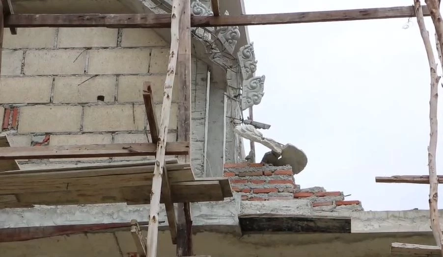 คนงานขึ้นรื้อแบบประตูวัด ถูกจั่วปูนหล่นใส่หลัง หน้าคว่ำเหล็กทิ่มดับสลด