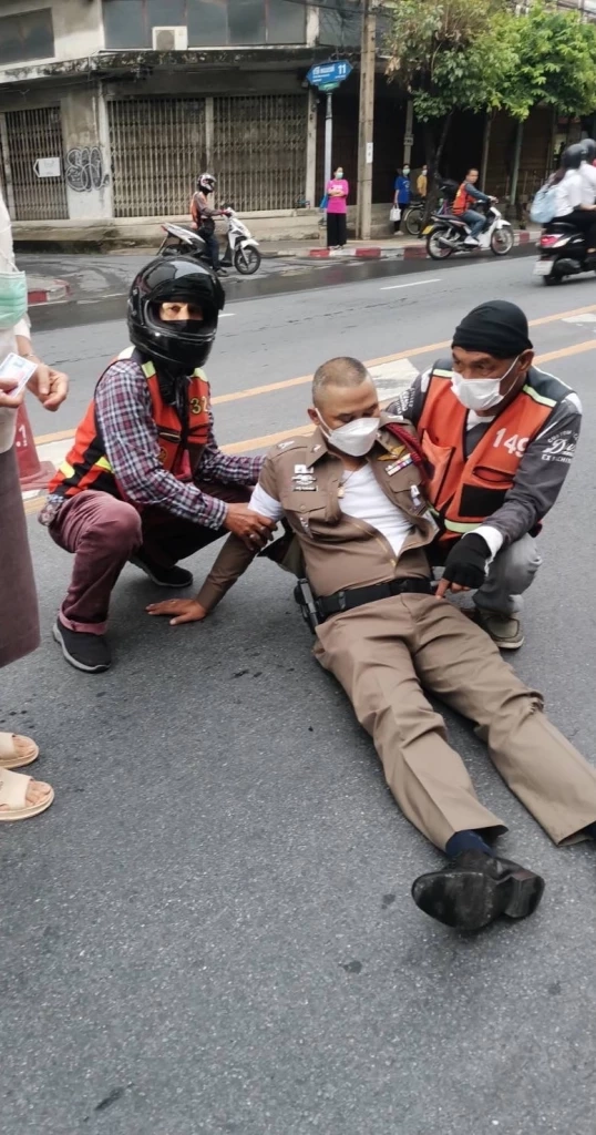 ฟอร์จูนเนอร์เลี้ยวพุ่งชน สว.จร.คลองตัน บาดเจ็บ ปากซอยปรีดีฯ