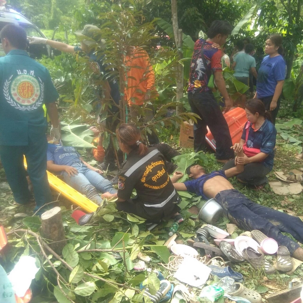 ระทึก รถคนงานบรรจุทุเรียนลับแลคว่ำ เหตุคนขับไม่ชำนาญเส้นทาง เจ็บ 15 สาหัส 9