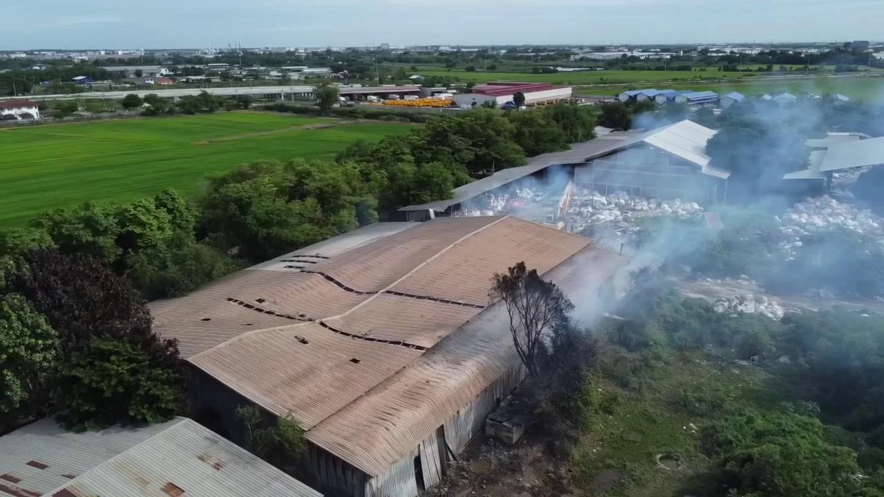 เฝ้าระวังต่อเนื่อง ผ่านไป 10 กว่าชม. ไฟไหม้โกดังกระดาษอัดแท่ง ยังดับไม่สนิท