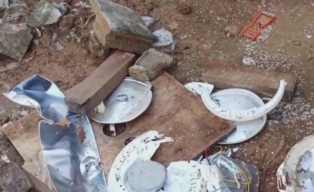 "เจ้างาบิด" ช้างป่าตัวอันตราย โผล่เดินหาของกินในพื้นที่ท่าตะเกียบ