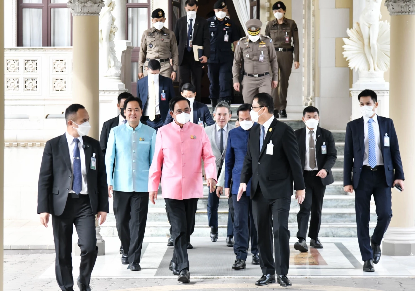 "อนุทิน" หลบสื่อขึ้นตึกไทยคู่ฟ้าไปกับ"บิ๊กตู่" หลังจบประชุม ครม.