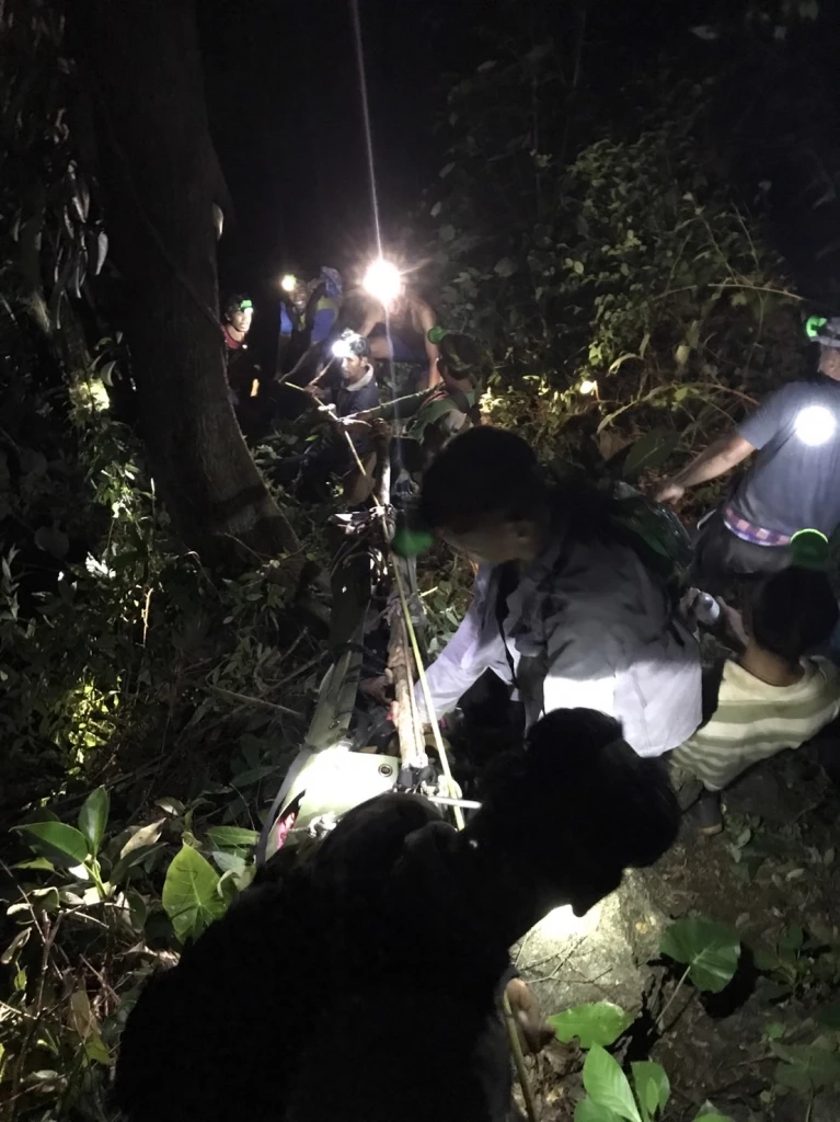 เปิดภารกิจ 16 ชม. ระดมทีมกู้ภัย ช่วยชีวิตชาย 55 ปีพลัดตกเขา (มีคลิป)