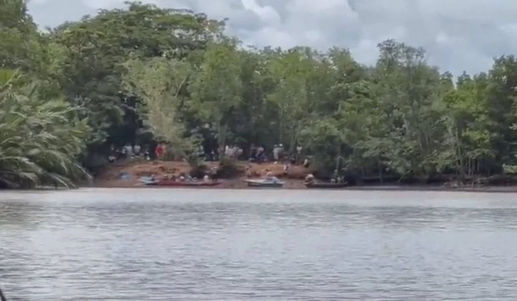 เด็ก 6 ขวบ ตกเรือกู้อวน พ่อบุญธรรม กระโดดช่วย จมน้ำดับ