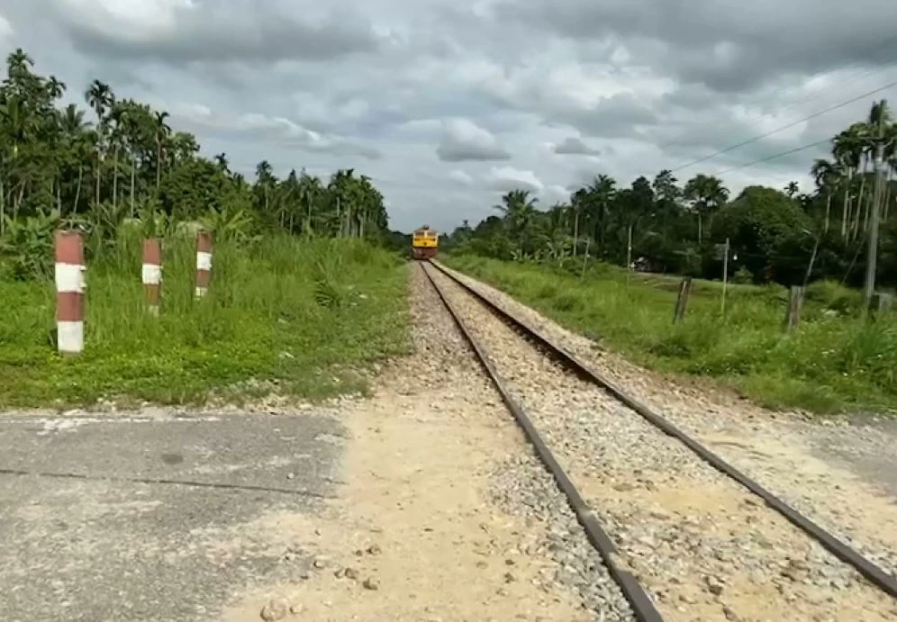 สลด รถไฟชนรถตู้ ดับ 1 เจ็บ 1 ที่เจาะไอร้อง