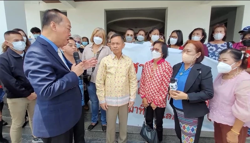 ชาวบ้านโวย "อบต.ราชาเทวะ" ทิ้งสิ่งปฏิกูลลงบึงน้ำ ทำปลาตา เหม็นทั่วหมู่บ้าน