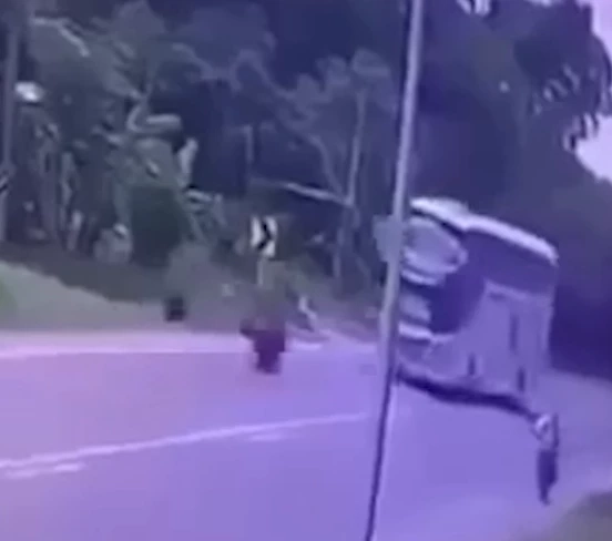 รถบัสโดยสารขับกินเลน ชนบิ๊กไบค์เสี่ยโรงงานดับสลด คนขับอ้าง หักหลบทางขรุขระ