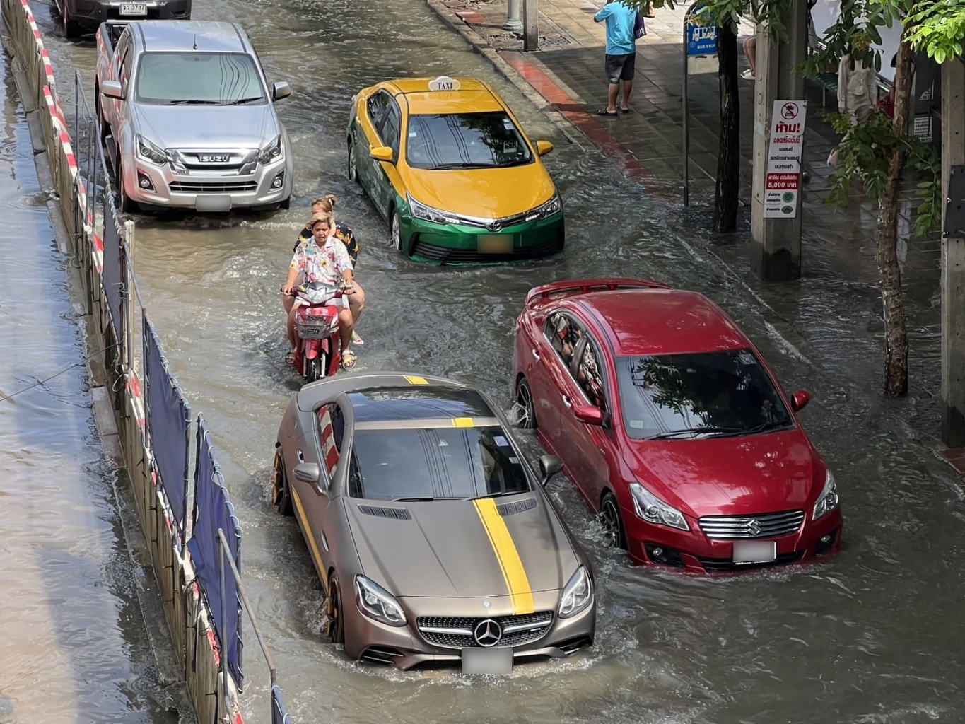 กทม. อ่วม ฝนตกหนักถนนลาดพร้าวน้ำท่วมสูง