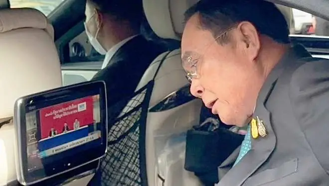 บิ๊กตู่ เกาะติดแถลงพรรเพื่อไทยในรถยนต์ส่วนตัว