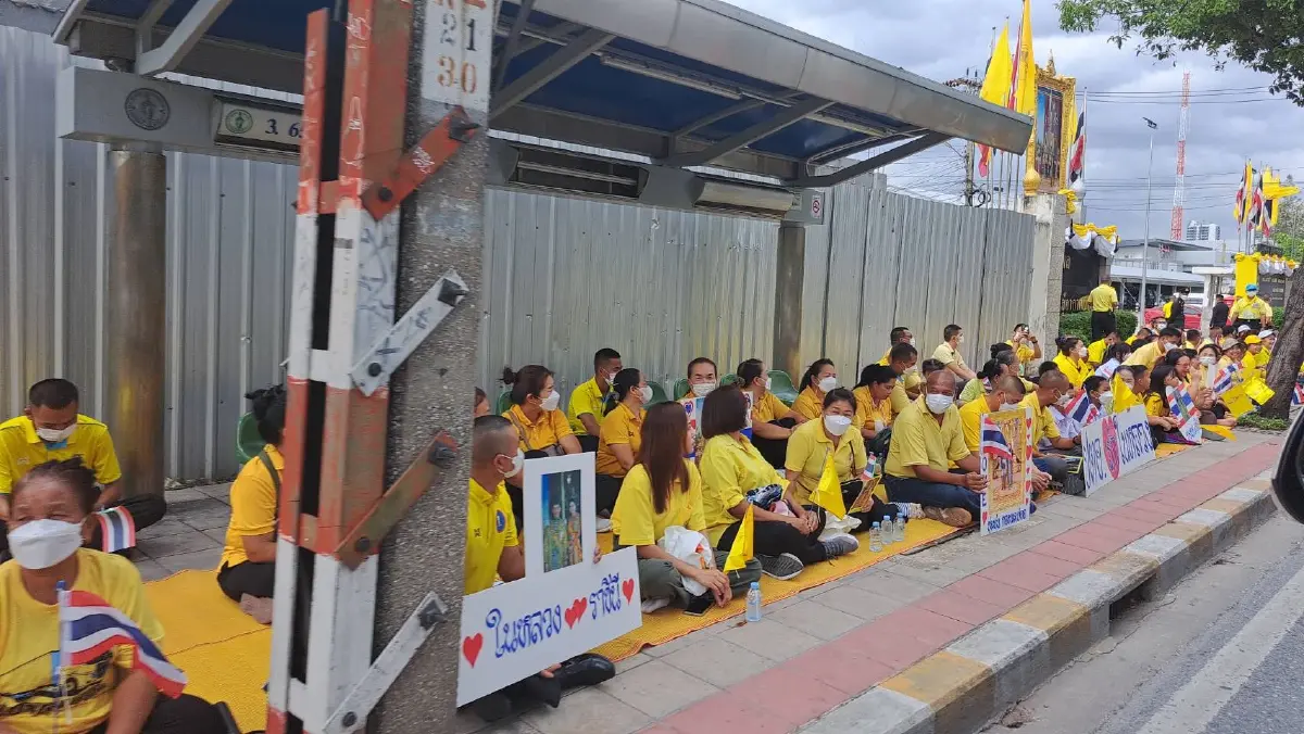 ประชาชนทยอยเข้าเฝ้ารับเสด็จ "ในหลวง-ราชินี" ทำพิธีเปิดประชุมสมัยประชุมสามัญประจำปี