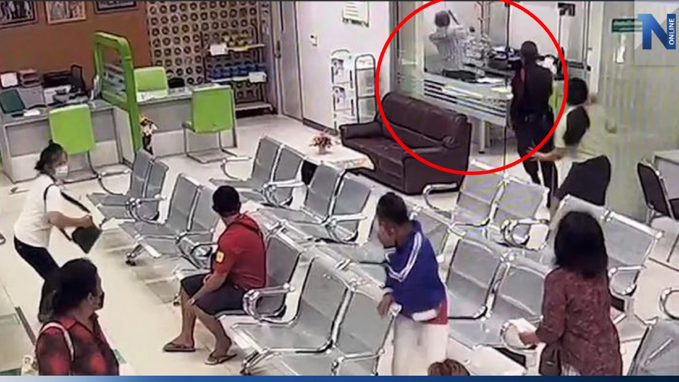 เปิดคลิประทึก คนบ้าเบิกเงิน 1,000 ล้านไม่ได้ ชักมีดพร้าฟันผู้จัดการ ธกส.