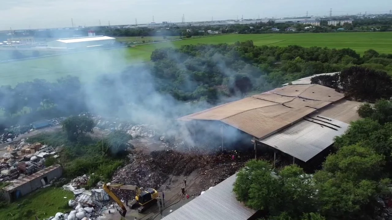 เฝ้าระวังต่อเนื่อง ผ่านไป 10 กว่าชม. ไฟไหม้โกดังกระดาษอัดแท่ง ยังดับไม่สนิท