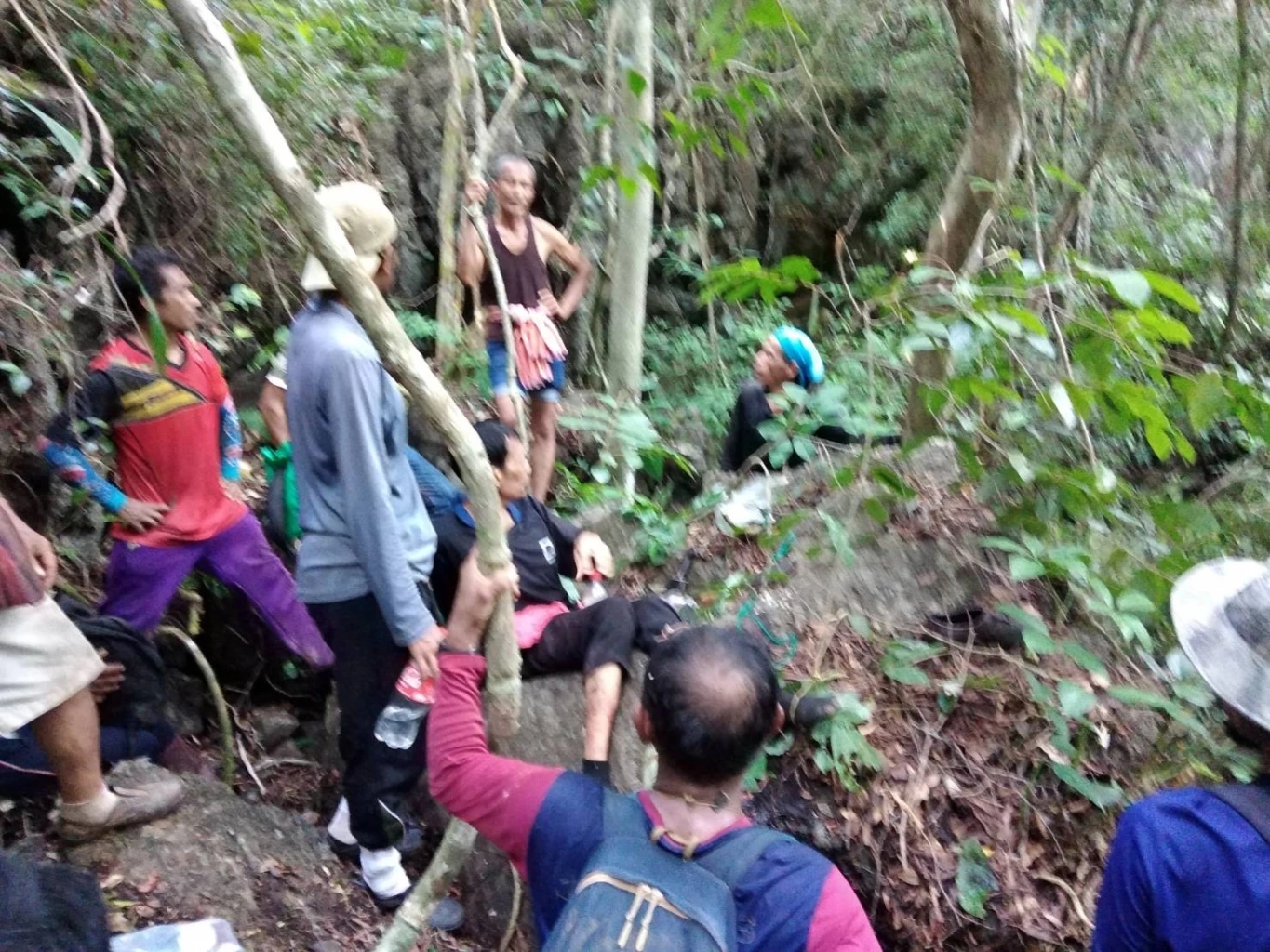 เปิดภารกิจ 16 ชม. ระดมทีมกู้ภัย ช่วยชีวิตชาย 55 ปีพลัดตกเขา (มีคลิป)