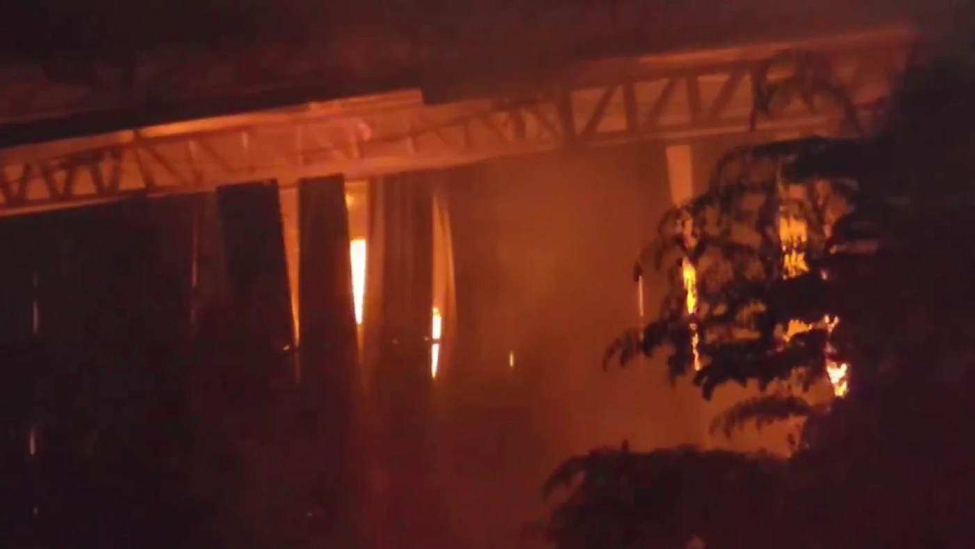 เปิดคลิประทึก ไฟไหม้โกดังรีไซเคิลกระดาษ เผากองกระดาษ 1 พันตันวอด