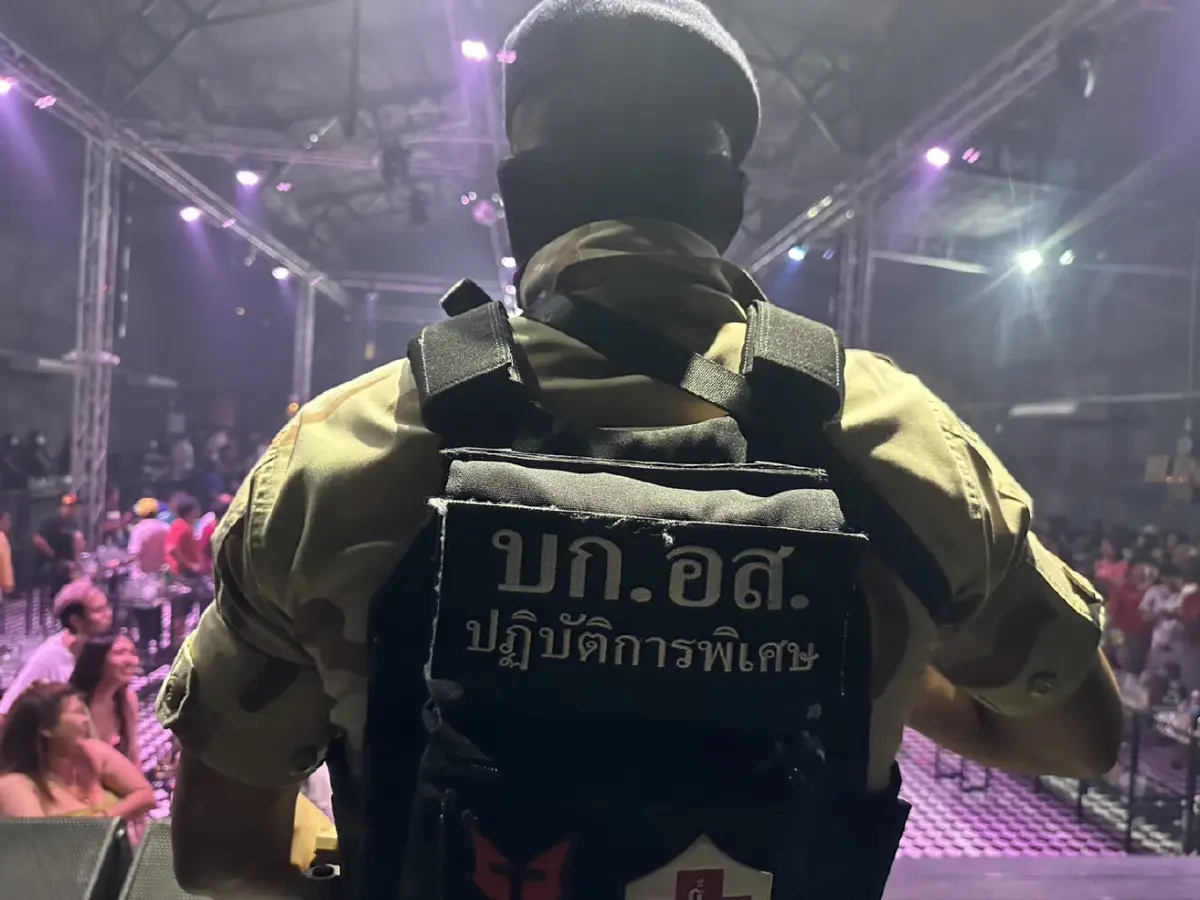 กรมการปกครอง จับ 2 ผับดังบ้านโป่ง ยาเสพติดเกลื่อน ปืนเพียบ รวบ 400 นักเที่ยว