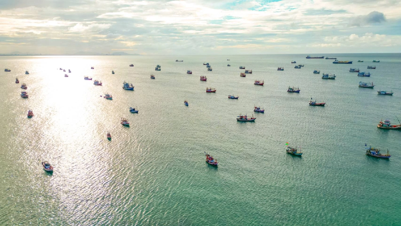 เรือประมงหลายร้อยลำ จอดหลบ"พายุตาลิม" เต็มอ่าวแสมสาร (มีคลิป)