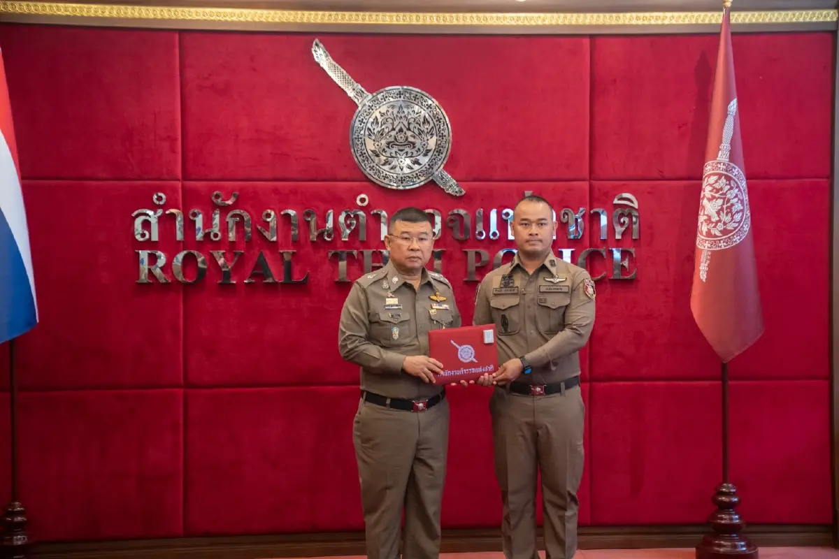 "บิ๊กเด่น" มอบรางวัล ตำรวจเมืองขอนแก่น ระงับเหตุหนุ่มคลั่งยา