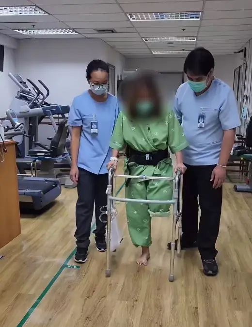 อัปเดตอาการผู้โดยสารทางเลื่อนดูดขา ลูกชายโพสต์ คุณแม่เริ่มฝึกกายภาพแล้ว