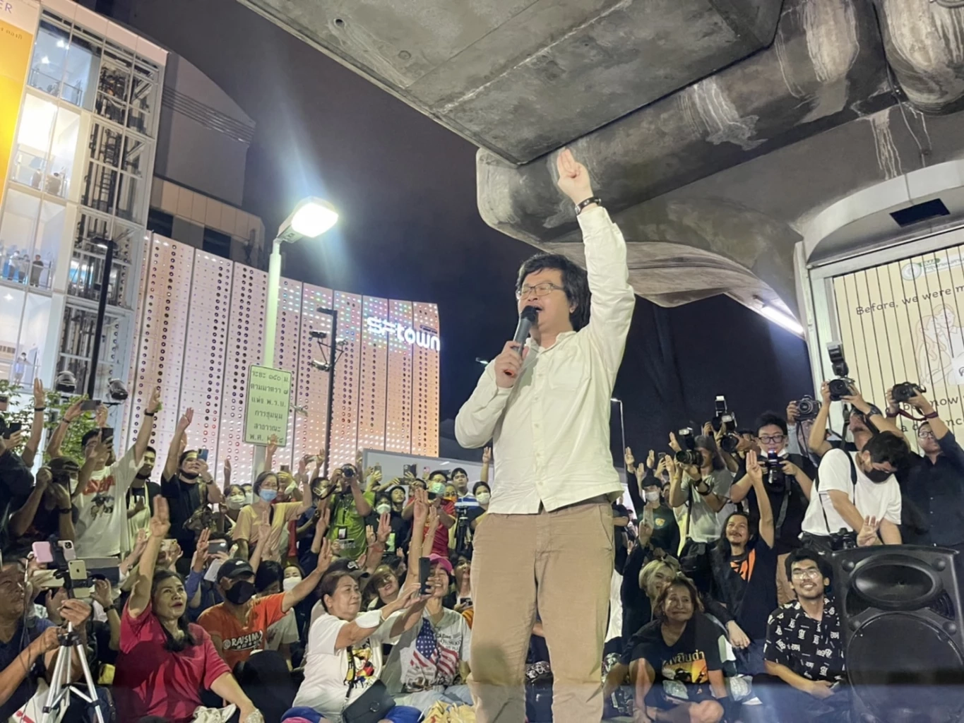 "อานนท์" ขู่ชุมนุมทั่วประเทศสัปดาห์หน้า หาก "พิธา" ถูกปิดประตูเสียงข้างมาก