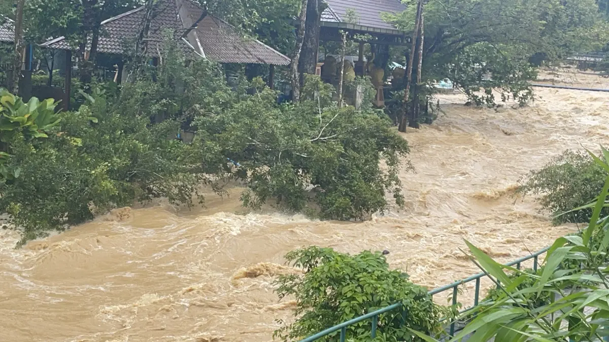เมืองระนองลุ้นระทึก ฝนถล่มต่อเนื่อง หากยังไม่หยุดตกอาจได้ "จมบาดาล"