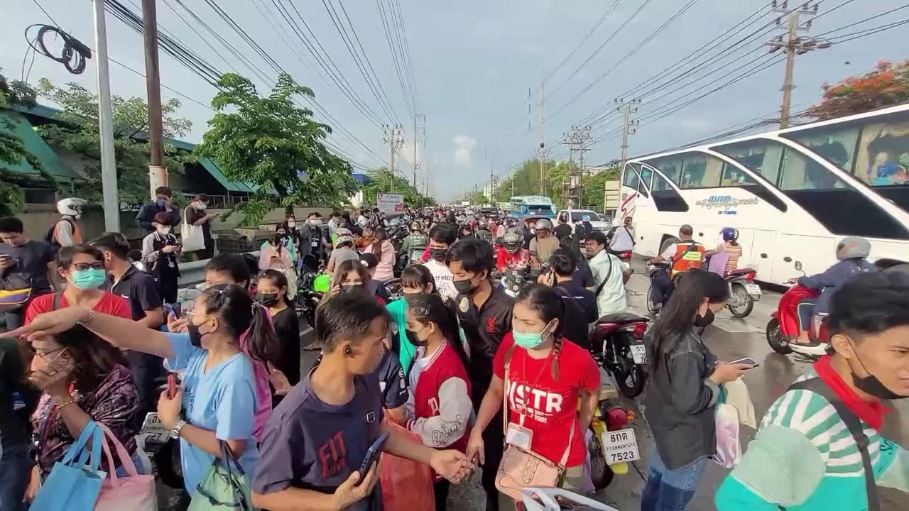 ฝนถล่มหนัก"นิคมบางปู" น้ำทะลักท่วมอ่วม เร่งระบายลดระดับน้ำ (มีคลิป)
