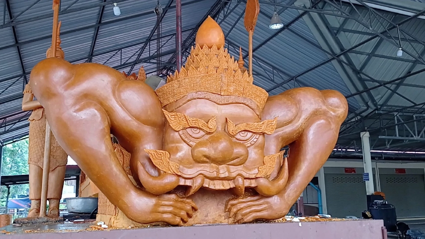 ช่างเทียนโคราช แกะสลักเทียนพรรษาล้อการเมือง "พิธาจับมืออุ๊งอิ๊งค์" ร่วมตั้งรัฐบาล