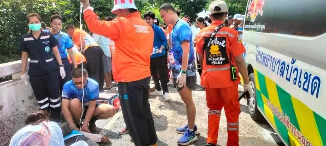 สลด! อุบัติเหตุใหญ่ รถบัสรับส่งนักวิ่ง ตกเหว "ผาพญากูปรี" ดับ 4 เจ็บ 40