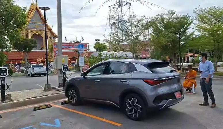 เก๋เก๋! วัดดังแม่กลอง ติดตั้งสถานีชาร์จรถ EV ให้บริการญาติโยม 24 ชั่วโมง