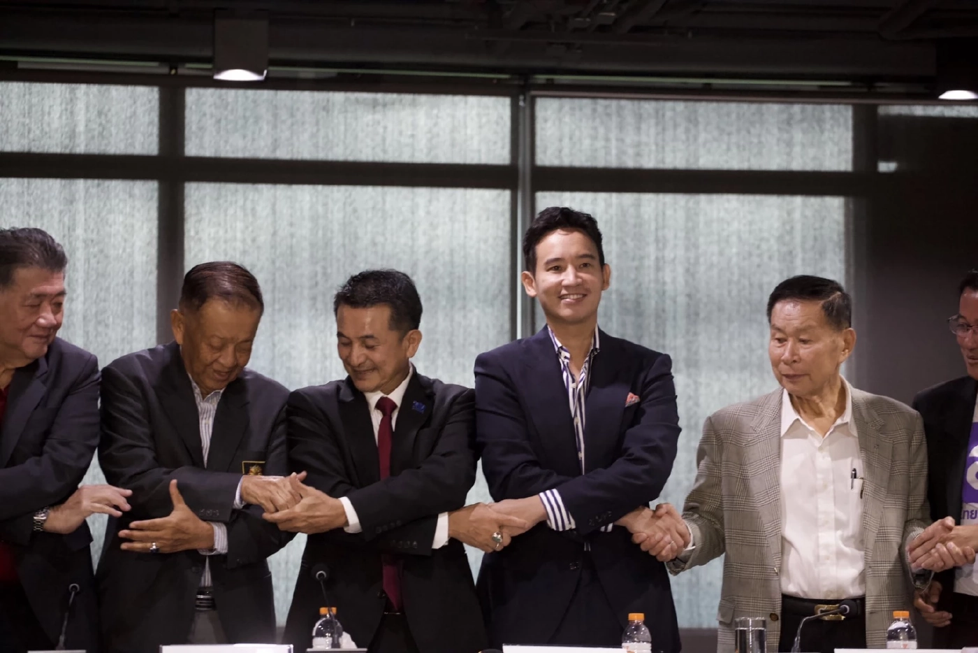 "ก้าวไกล - เพื่อไทย"ยื้อแย่งเก้าอี้"ประธานสภา"โอกาสพลิกสร้างสมการใหม่