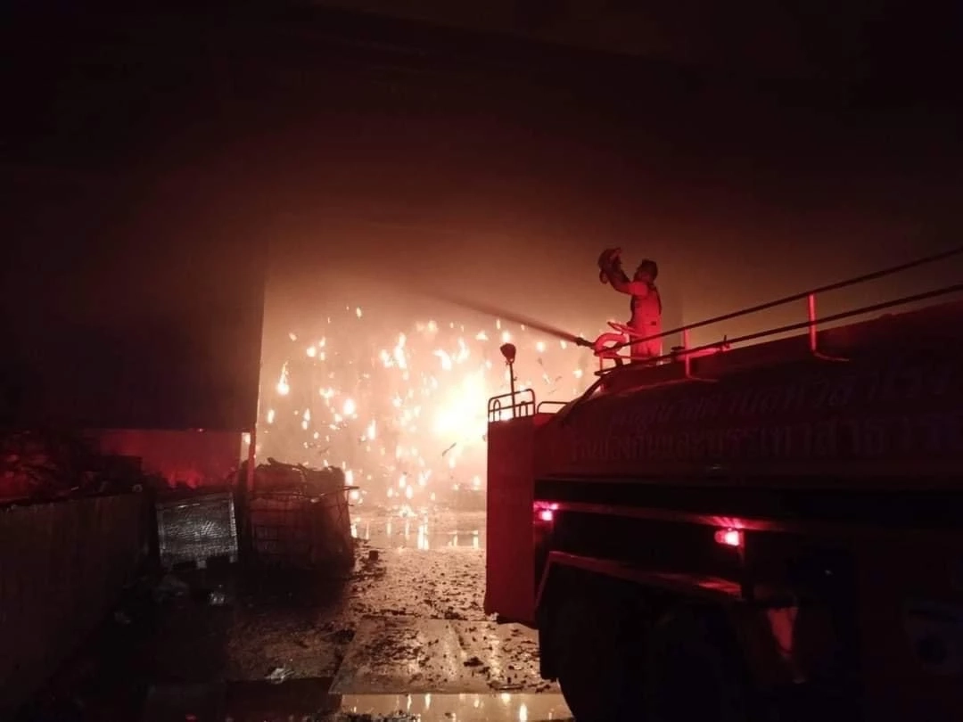 ไฟไหม้โรงงานรีไซเคิล นิคมเกตเวย์ โหม 3 ชั่วโมง อาคารวอดทั้งหลัง (มีคลิป)