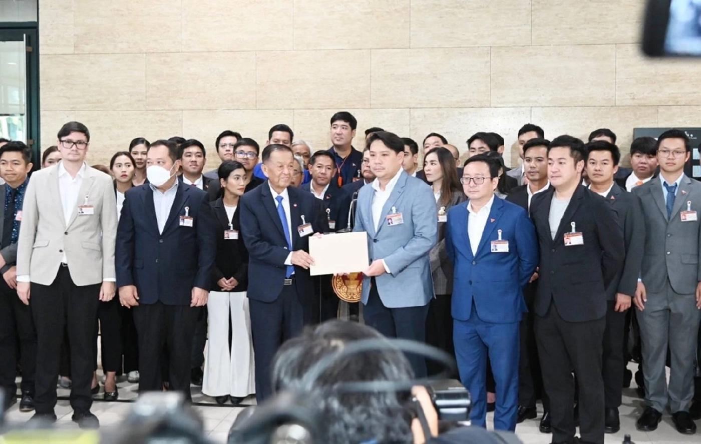 "ก้าวไกล"หวงก้าง-ปั่นรัฐบาลข้างน้อยสรุปเข้าทางใคร?