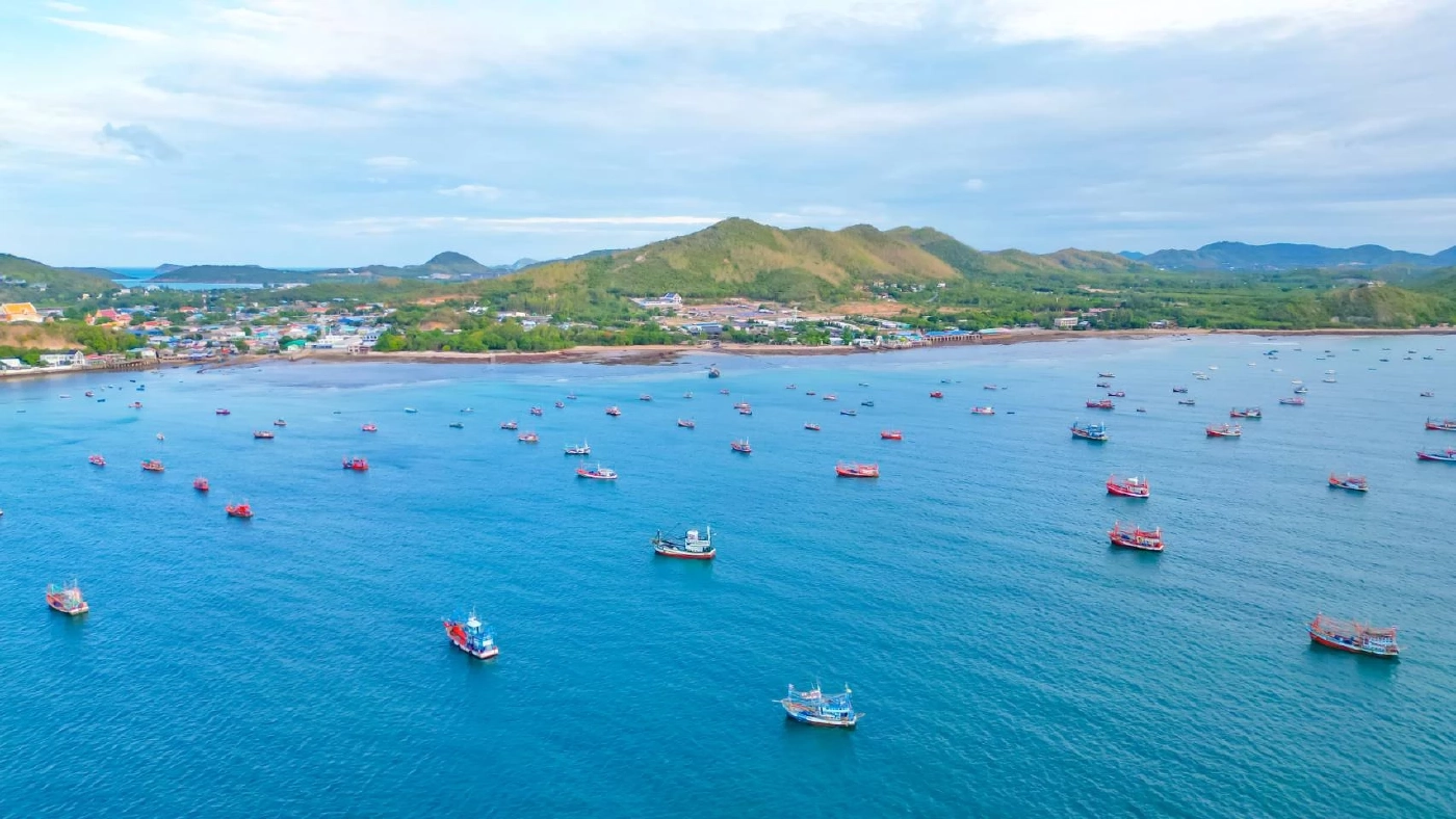 เรือประมงหลายร้อยลำ จอดหลบ"พายุตาลิม" เต็มอ่าวแสมสาร (มีคลิป)