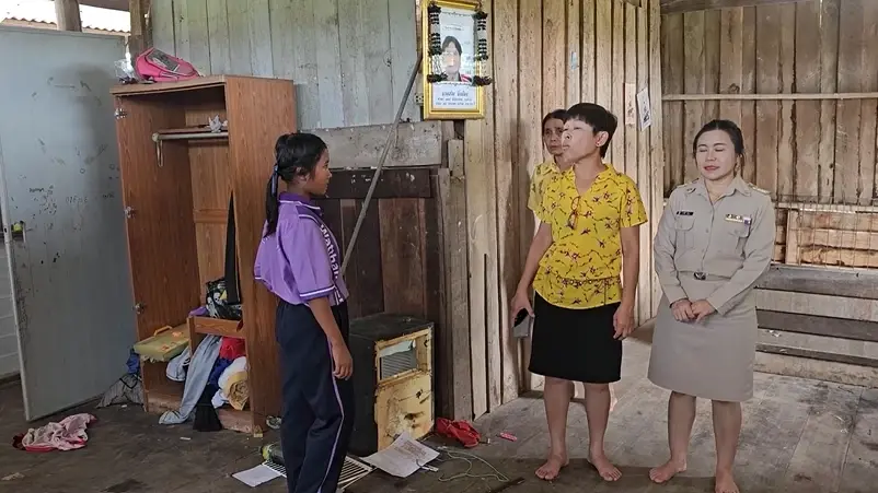 สุดเวทนา! 2 พี่น้องเมืองเพชร แม่ติดคุกต้องอยู่ตามลำพัง ในบ้านที่ใกล้ผุพัง