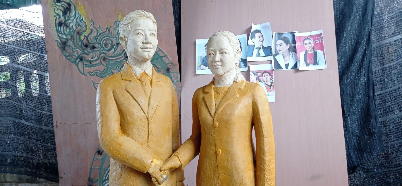 ช่างเทียนโคราช แกะสลักเทียนพรรษาล้อการเมือง "พิธาจับมืออุ๊งอิ๊งค์" ร่วมตั้งรัฐบาล