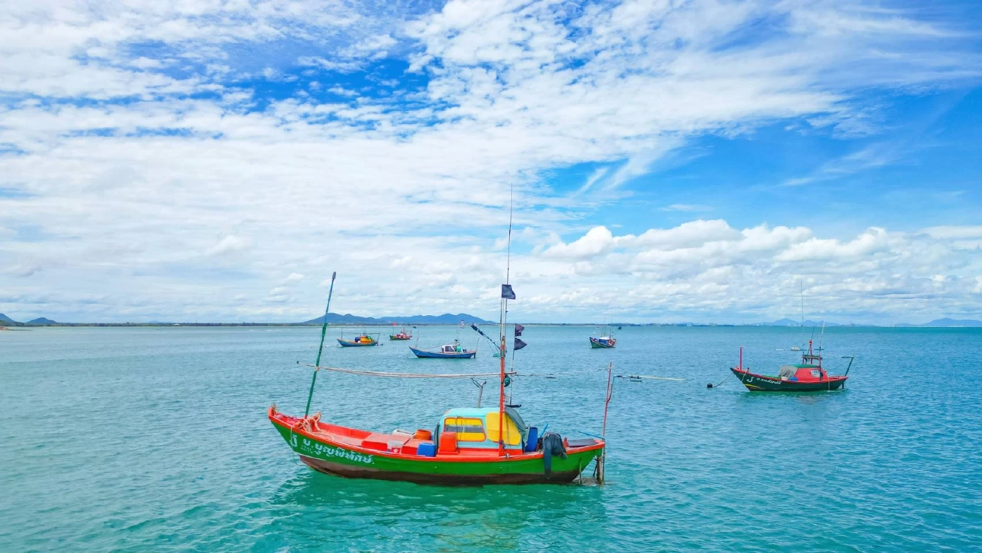 เรือประมงหลายร้อยลำ จอดหลบ"พายุตาลิม" เต็มอ่าวแสมสาร (มีคลิป)