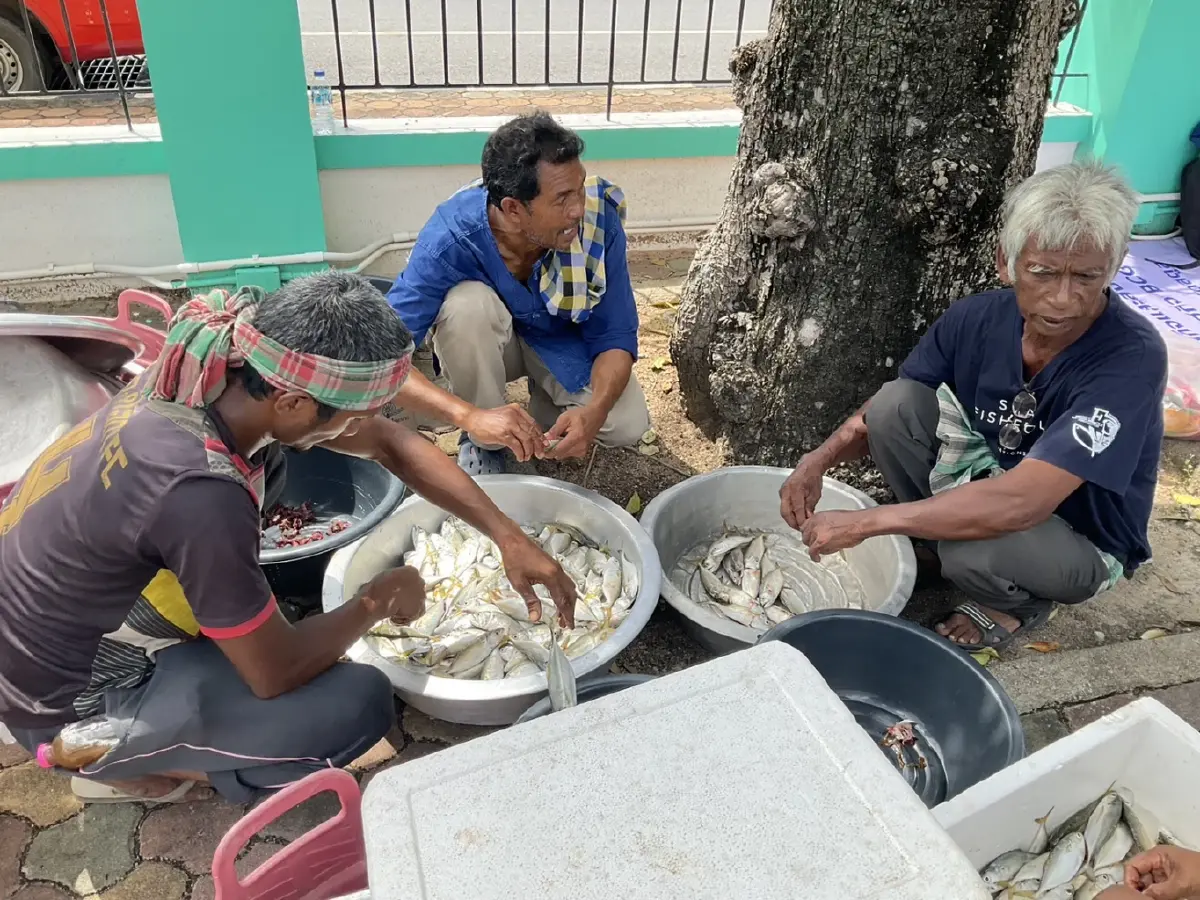 เครือข่ายประมงพื้นบ้านสตูล ขนเต็นท์ - หม้อข้าว ชุมนุมยืดเยื้อศาลากลาง